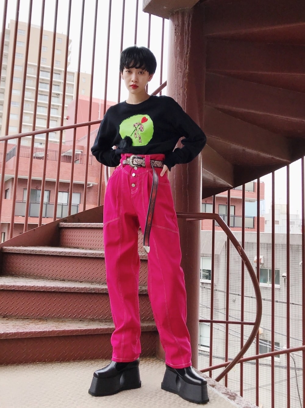 「PAMEO POSE、秋コーデ、スウェット、ハイウエストパンツ、ヘビ柄、厚底シューズ、80s、ピンク」｜「PAMEO POSEのLove Whip Sweat Top（スウェット、ブラック系）」を使った、PAMEO POSEさん（レディース・172cm）の秋コーディネートの1枚目の写真