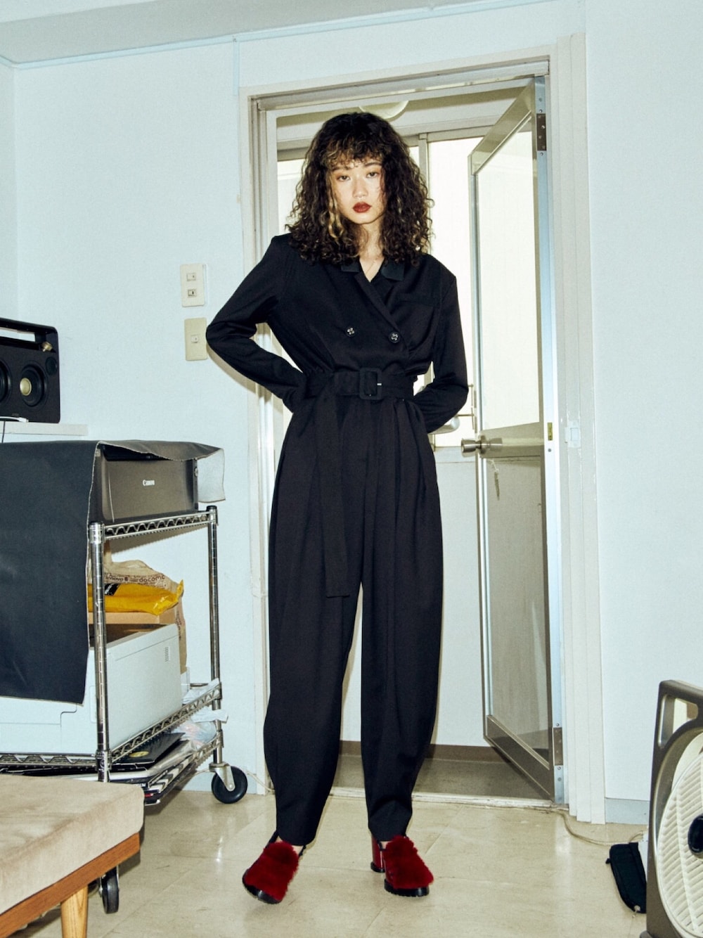 「PAMEO POSE、ブラックコーデ、80's、オールインワン、秋コーデ、オトナ女子、メンズライク、パワーショルダー、ファーパンプス」｜「PAMEO POSEのBig Jacket All In One_BLK（サロペット/オーバーオール、ブラック系）」を使った、PAMEO POSEさん（レディース・168cm）の秋コーディネートの1枚目の写真