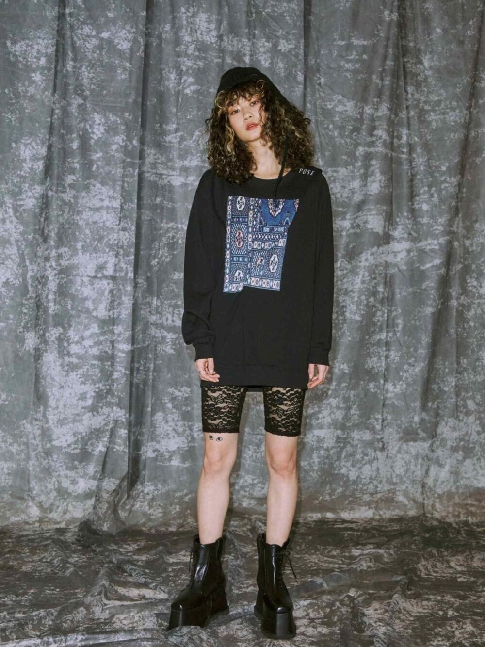 「PAMEO POSE、ブラックコーデ、メンズライク、ニット帽、ニットキャップ、厚底シューズ、バイカースタイル、秋コーデ」｜「PAMEO POSEのKnight Knit Cap（ニットキャップ/ビーニー、ブラック系）」を使った、PAMEO POSEさん（レディース・168cm）の秋コーディネートの1枚目の写真