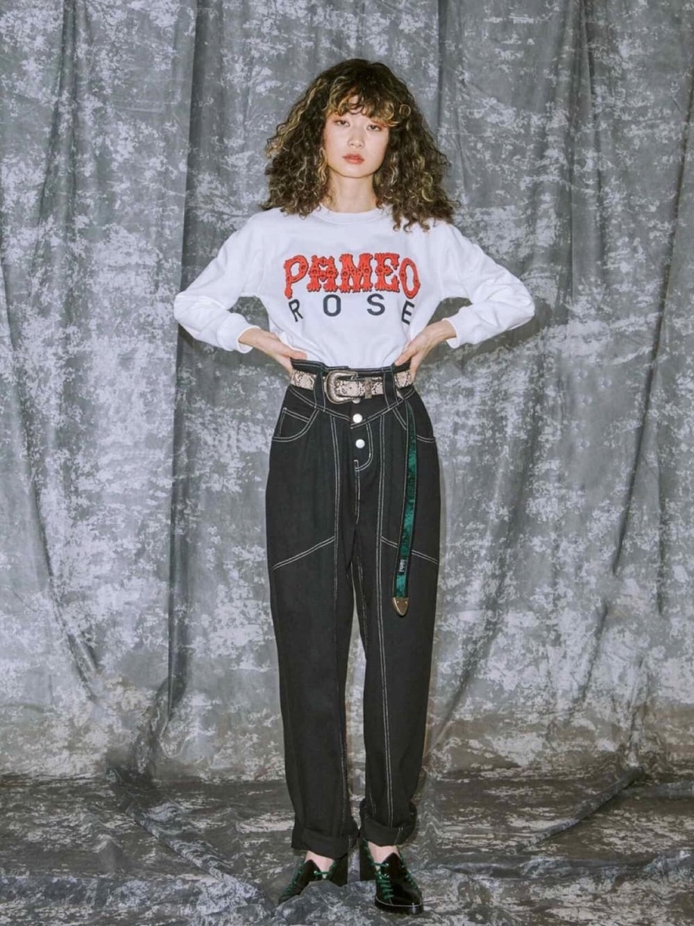 「PAMEO POSE、ロゴスウェット、ハイウエスト、ヘビ柄、テーパードパンツ、パンプス、80's、秋冬コーデ」｜「PAMEO POSEのPAMEO ROSE PO（スウェット、ホワイト系）」を使った、PAMEO POSEさん（レディース・168cm）の秋コーディネートの1枚目の写真