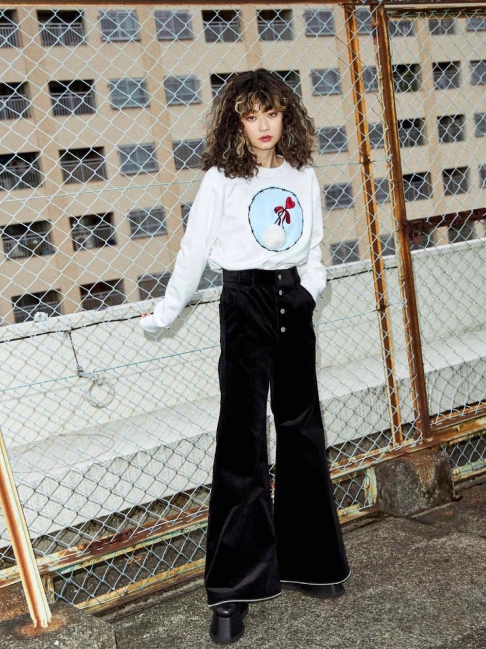 「PAMEO POSE、ロゴスウェット、コーデュロイパンツ、フレアパンツ、冬コーデ、コンパクトトップス、秋コーデ」｜「PAMEO POSEのLove Whip Sweat Top（スウェット、ホワイト系）」を使った、PAMEO POSEさん（レディース・168cm）の冬コーディネートの1枚目の写真