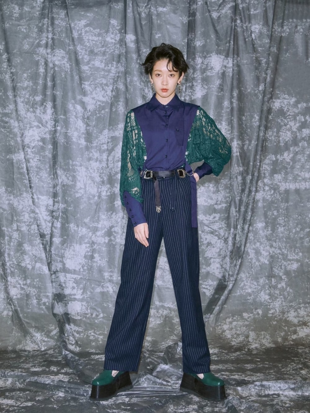 「PAMEO POSE、レースブラウス、ストライプパンツ、ストライプ、パーティースタイル、ハイウエスト、バイカラー、オケージョン」｜「PAMEO POSEのSnake Stick Pierce（ピアス（両耳用）、シルバー系）」を使った、PAMEO POSEさん（レディース・172cm）の冬コーディネートの1枚目の写真