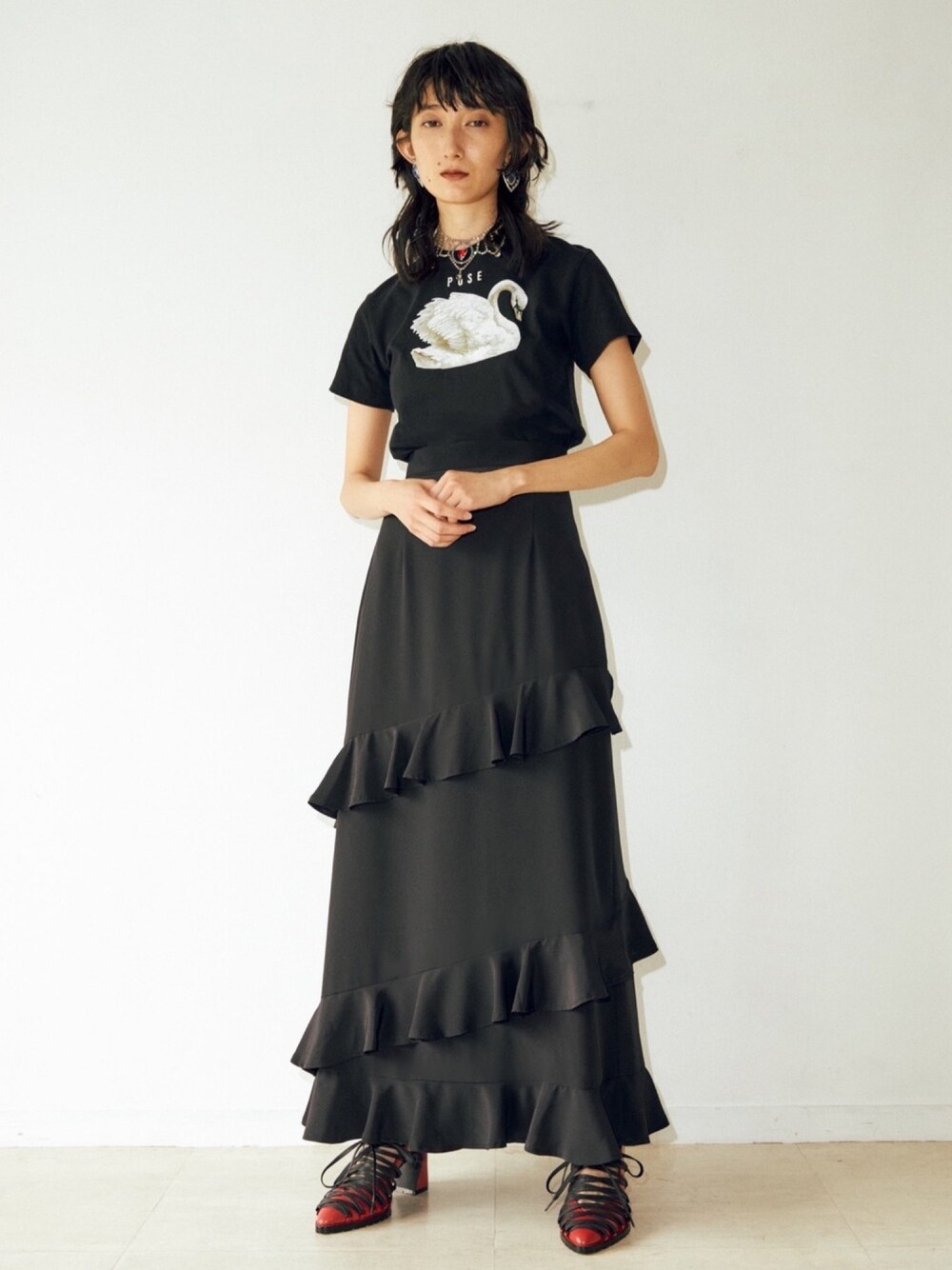 「PAMEO POSE、白鳥の湖、ブラックコーデ、チョーカー、ハイウエストスカート、パンプス、きれいめカジュアル、秋コーデ」｜「PAMEO POSEのTiara Choker（ネックレス、レッド系）」を使った、PAMEO POSEさん（レディース・167cm）の夏コーディネートの1枚目の写真
