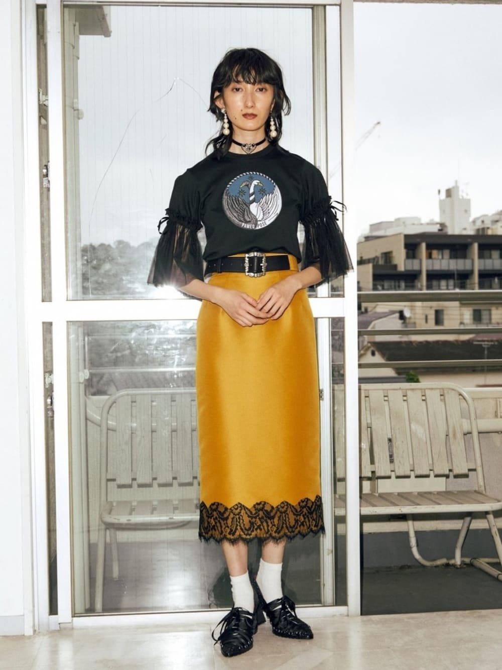「PAMEO POSE、白鳥の湖、サテンスカート、パンプス、グリッター、ベルト、秋コーデ、チュールTシャツ、きれいめカジュアル」｜「PAMEO POSEのW Collar Necklace（ネックレス、ホワイト系）」を使った、PAMEO POSEさん（レディース・167cm）の夏コーディネートの1枚目の写真