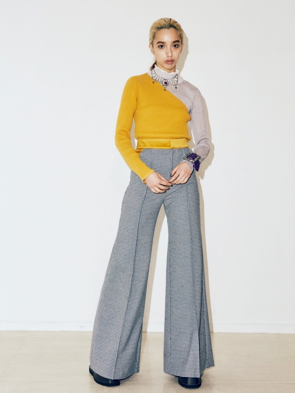 「PAMEO POSE、白鳥の湖、チェックパンツ、ハイネック、チョーカー、イエローコーデ、イエロー、バイカラー」｜「PAMEO POSEのTiara Choker（ネックレス、レッド系）」を使った、PAMEO POSEさん（レディース・164cm）の夏コーディネートの1枚目の写真