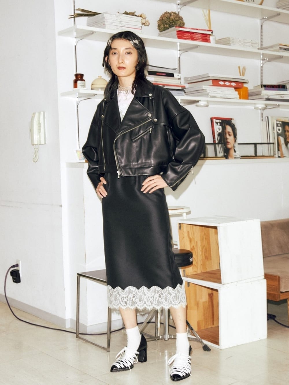 「PAMEO POSE、レザージャケット、ライダース、ライダースジャケット、２ＷＡＹ、ブラックコーデ、ヘアピン、タイトスカート、ペンシルスカート、白鳥の湖」｜「PAMEO POSEのSparkle Pins（ヘアピン、シルバー系）」を使った、PAMEO POSEさん（レディース・168cm）の秋コーディネートの1枚目の写真