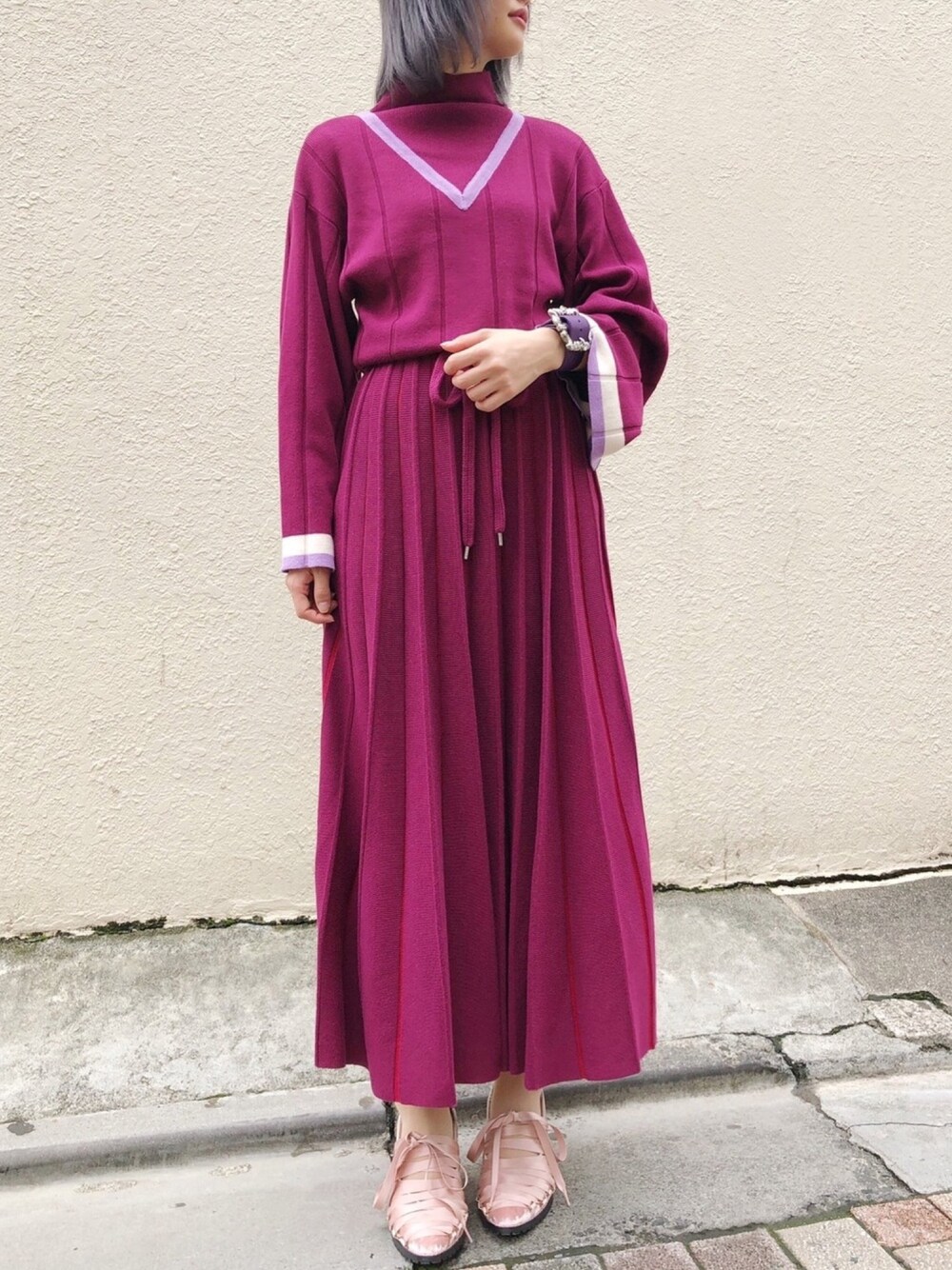 「PAMEO POSE、ニットワンピース、プリーツ、プリーツニット、ハイネック、大人ガーリー、バングル、レッドコーデ、秋コーデ」｜「PAMEO POSEのSwan Lake Bangle（バングル/リストバンド、パープル系）」を使った、PAMEO POSEさん（レディース・164cm）の秋コーディネートの1枚目の写真