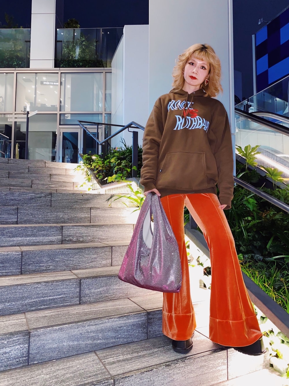 「PAMEO POSE、ベロアパンツ、フレアパンツ、ブラウンコーデ、ロゴパーカー、秋冬コーデ、厚底ブーツ」｜「PAMEO POSEのIllumination Pierce（ピアス（両耳用）、レッド系）」を使った、PAMEO POSEさん（レディース・164cm）の秋コーディネートの1枚目の写真