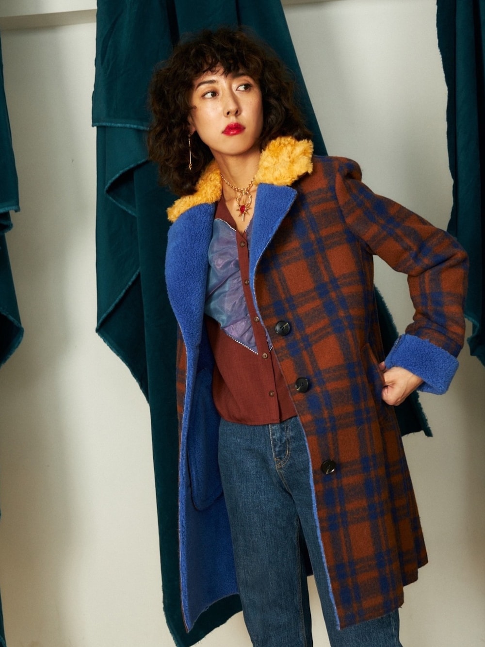 「チェックコート、チェック、パーティースタイル、アウターコーデ、チョーカー、PAMEO POSE、ブラウンコーデ」｜「PAMEO POSEのSacred Heart Choker（ネックレス、レッド系）」を使った、PAMEO POSEさん（レディース・164cm）の冬コーディネートの1枚目の写真