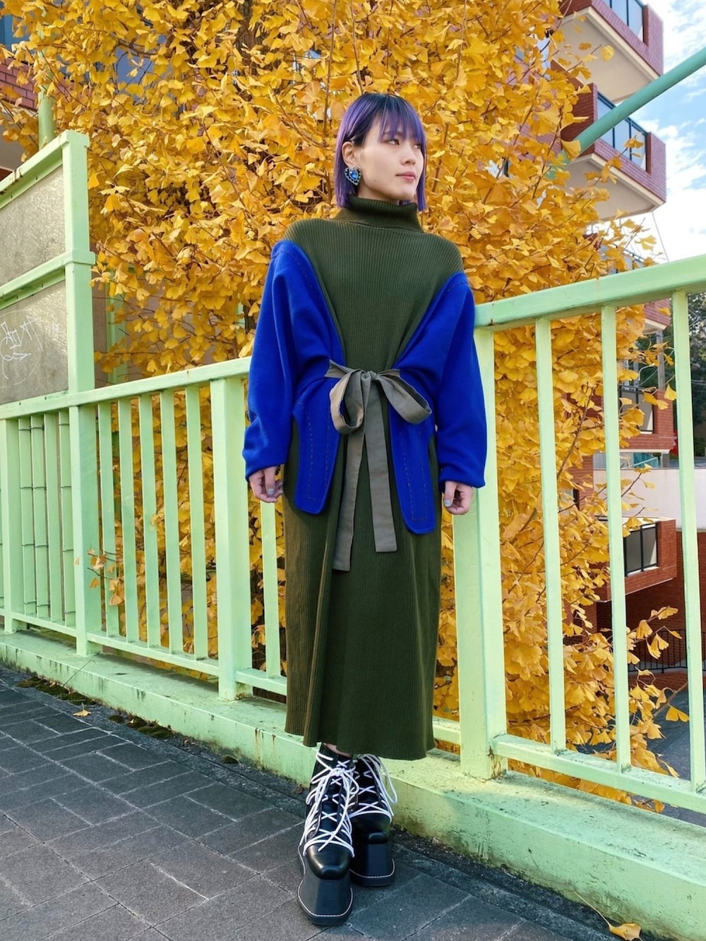 「PAMEO POSE、ニットワンピース、バイカラー、大人かわいい、カーキ、厚底シューズ」｜「PAMEO POSEのIllumination Pierce（ピアス（両耳用）、ブルー系）」を使った、PAMEO POSEさん（レディース・164cm）の冬コーディネートの1枚目の写真