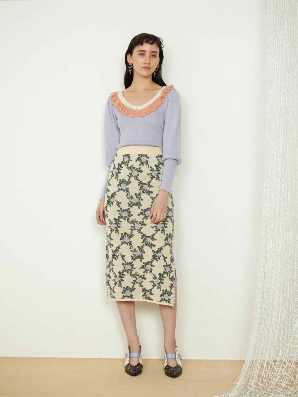 「PAMEO POSE、ガーリー、パステルカラー、薔薇、花柄、ニットスカート、ピアス、パーティースタイル」｜「PAMEO POSEのMagician’s Rose Pierce（ピアス（両耳用）、ピンク系）」を使った、PAMEO POSEさん（レディース・170cm）の冬コーディネートの1枚目の写真