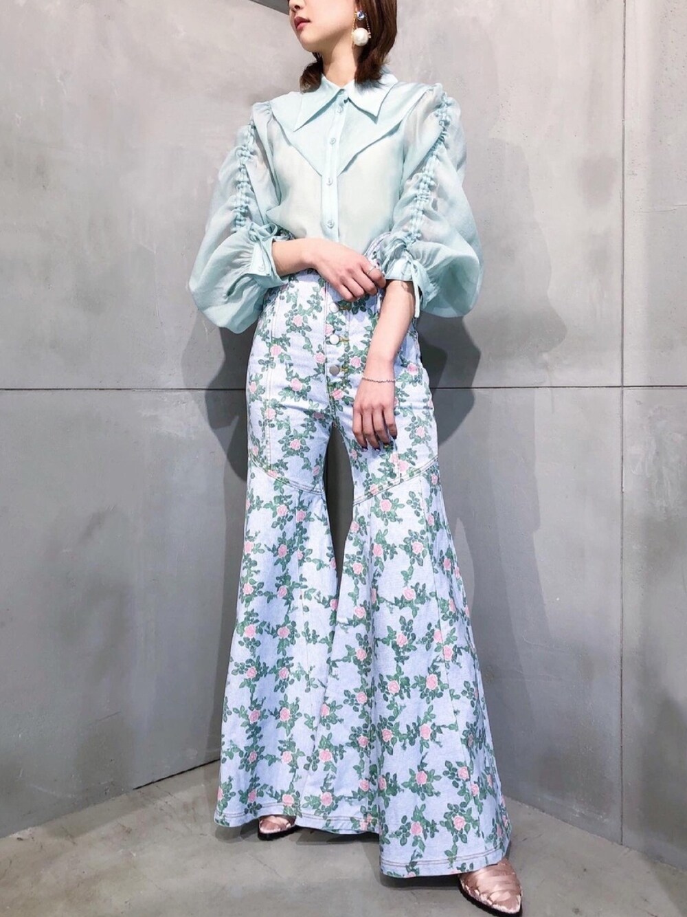 「PAMEO POSE、薔薇、ハイウエストパンツ、ハイウエスト、フレアパンツ、フレアデニム、シースルーブラウス、グリーンコーデ、パールアクセ、春コーデ」｜「PAMEO POSEのThe Sun Pierce（ピアス（両耳用）、パープル系）」を使った、PAMEO POSEさん（レディース・164cm）の冬コーディネートの1枚目の写真