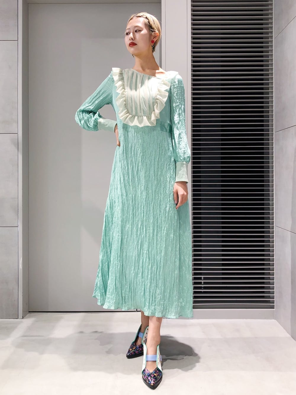 「PAMEO POSE、オケージョンスタイル、パーティースタイル、ミントグリーン、パンプス、薔薇、春コーデ」｜「PAMEO POSEのMagician’s Rose Pierce（ピアス（両耳用）、レッド系）」を使った、PAMEO POSEさん（レディース・170cm）の春コーディネートの1枚目の写真