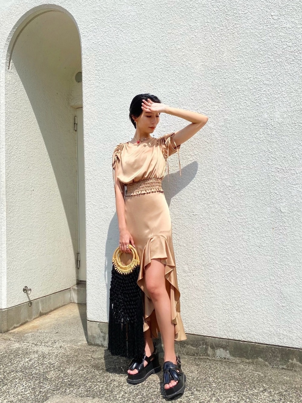 「PAMEO POSE、セットアップスタイル、セットアップ風、ベージュコーデ、サテンスカート、サテンブラウス、夏コーデ、チョーカー」｜「PAMEO POSEのMagician’s Rose Choker（ネックレス、レッド系）」を使った、PAMEO POSEさん（レディース・164cm）の春コーディネートの1枚目の写真