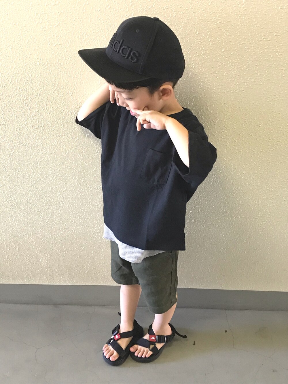 「サンダル、キャップ、ハーフパンツ」｜「FREAK'S STOREのWEB限定 KIDS ビッグシルエット サーマルレイヤードTシャツ（Tシャツ/カットソー、ブラック系）」を使った、ma-iさん（キッズ・92cm）の夏コーディネートの1枚目の写真