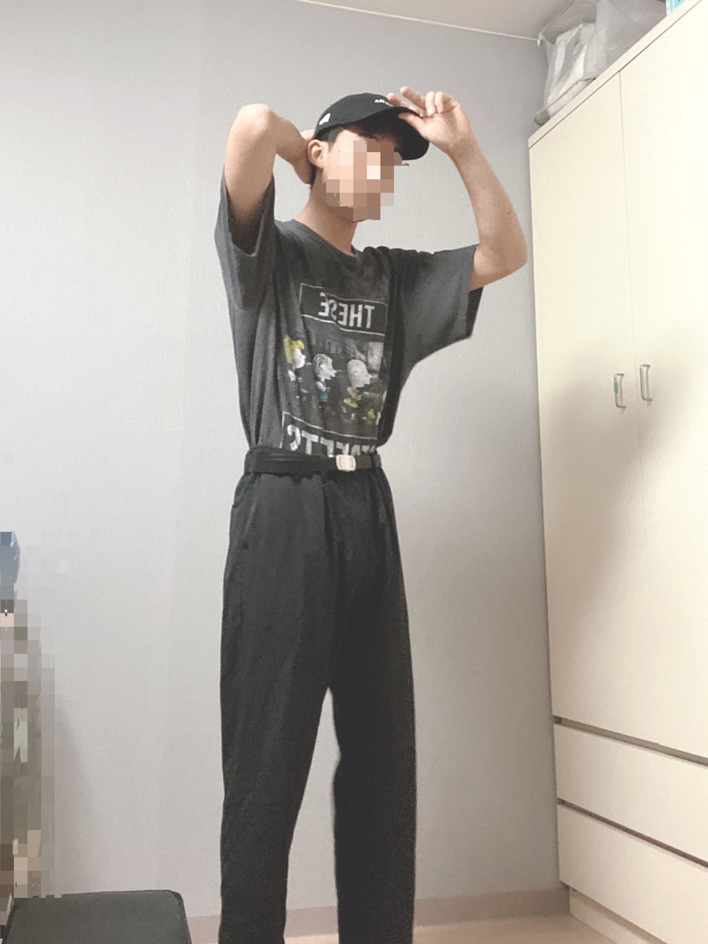 「おしゃれさんと繋がりたい、シンプル、春夏コーデ、タックイン、モノトーン、大学生、夏コーデ、古着、カジュアル、スヌーピー」｜「GUのアイテム（ベルト、ブラック系）」を使った、肘からマヨネーズさん（メンズ・172cm）の夏コーディネートの1枚目の写真