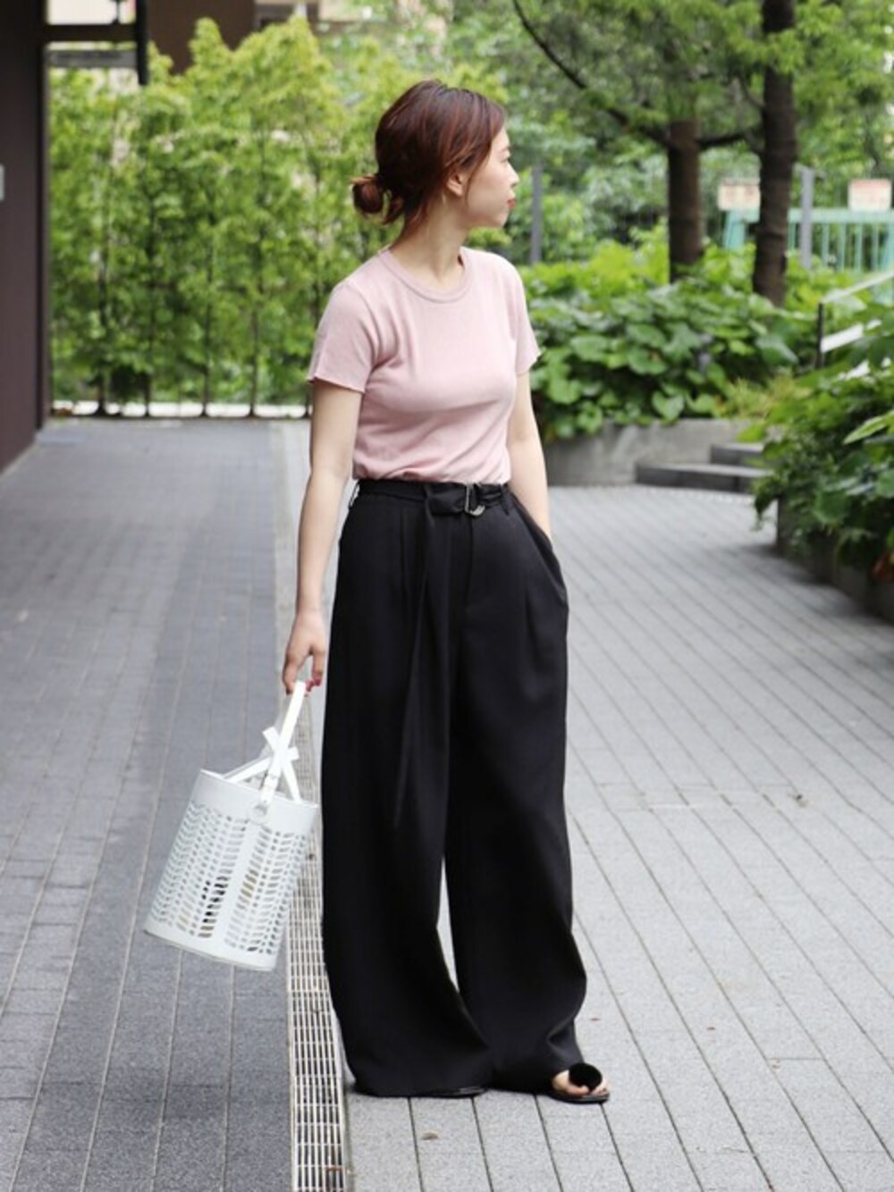 「ブラック、ピンク、journal standard、大人コーデ、パンツスタイル」｜「JOURNAL STANDARDの【Adriana Kay/アドリアナケー】 ハリヌキ Tシャツ（Tシャツ/カットソー、ピンク系）」を使った、akiさん（レディース・158cm）の春コーディネートの1枚目の写真