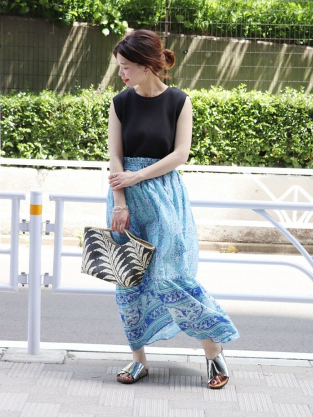 「スカート、ブルー、マキシスカート、journal standard、柄スカート、リゾートスタイル」｜「JOURNAL STANDARDのサーマルクルーネック ノースリーブ◆（Tシャツ/カットソー、ブラック系）」を使った、akiさん（レディース・158cm）の春コーディネートの1枚目の写真
