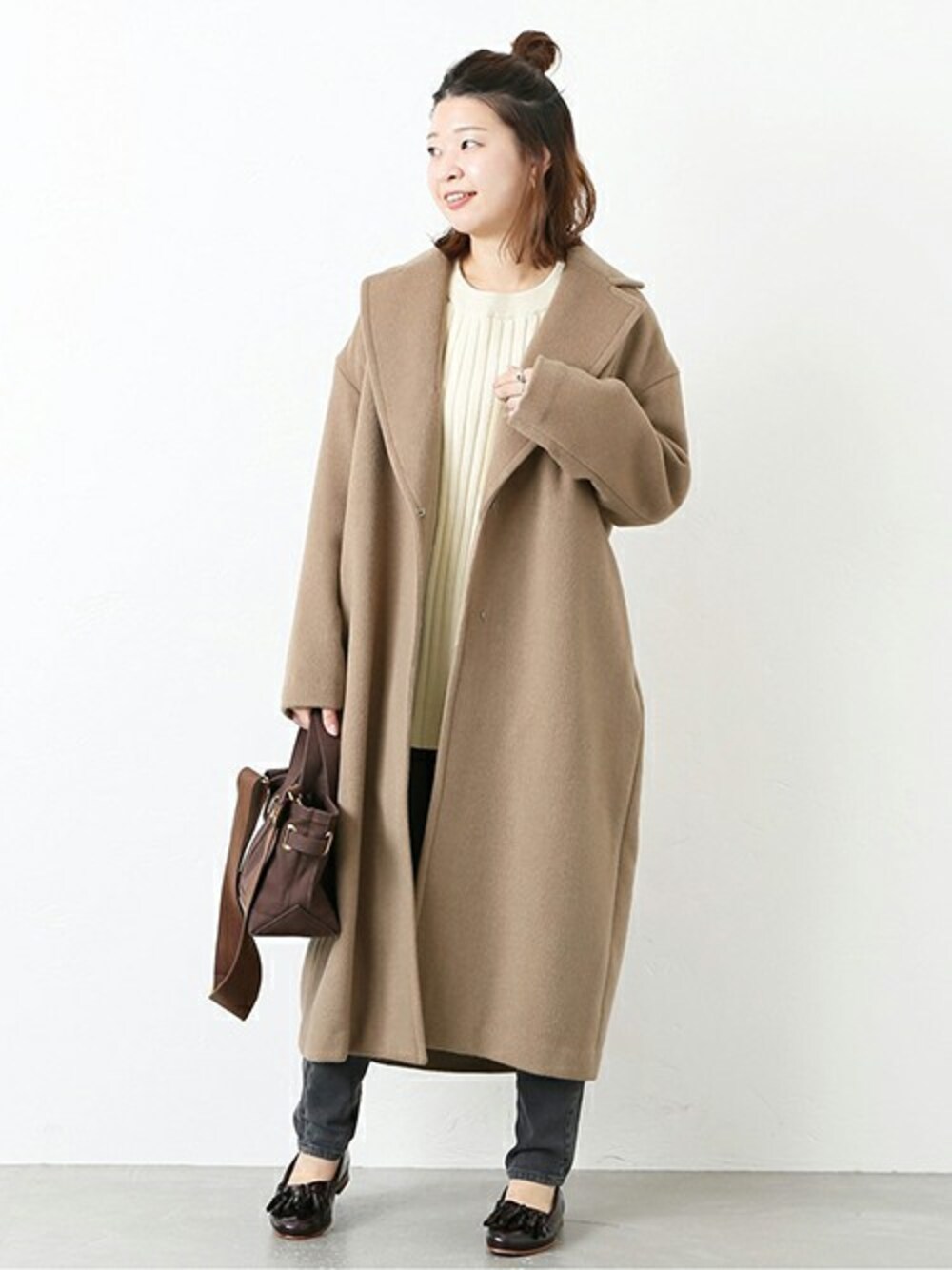 「コート、ニット、ショルダーバッグ、ローファー、ウールコート、ロングコート、journal standard、タッセルローファー」｜「JOURNAL STANDARDのウールアンゴラロングコート◆（その他アウター、ベージュ系）」を使った、akiさん（レディース・158cm）の秋コーディネートの1枚目の写真