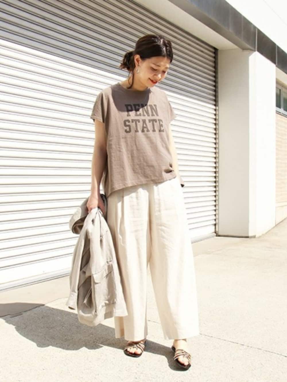 ブラウン系のTシャツ/カットソー、ベージュ系のその他パンツを着用したレディースの春コーディネートの1枚目の写真