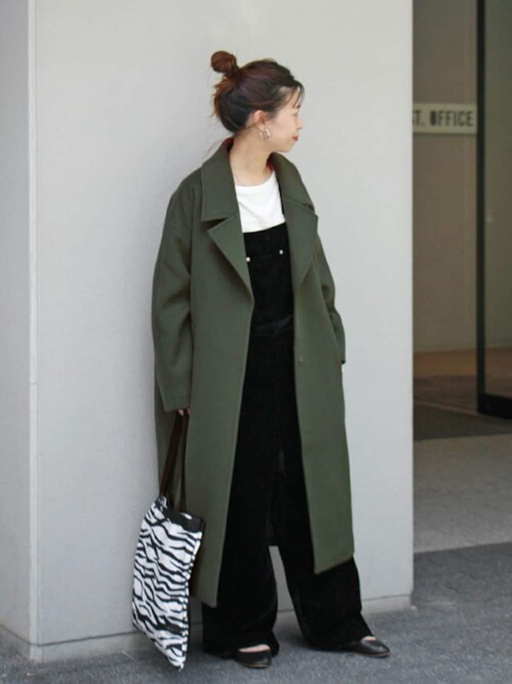 グリーン系のその他アウター、ホワイト系のトートバッグ、ブラック系のパンプスを着用したレディースの夏コーディネートの1枚目の写真