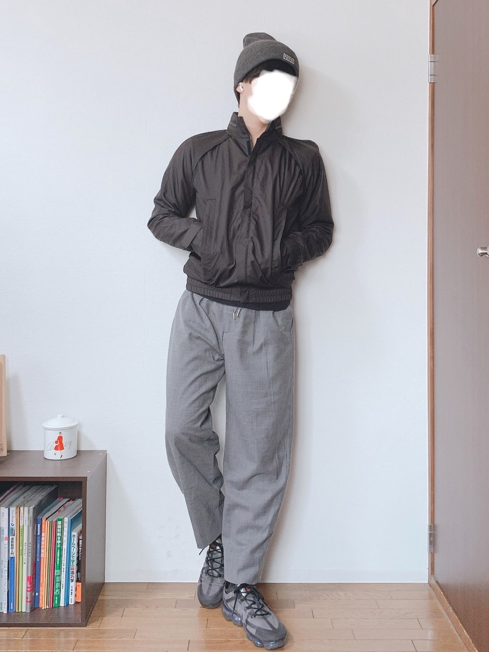 「シンプルコーデ、ストリート、ワイドパンツ、ワイドストレートパンツ、ナイキ、エアマックス、ヴェイパーマックス、ブラック、オトナカジュアル」｜「JOHN LAWRENCE SULLIVANのアイテム（ナイロンジャケット、ブラック系）」を使った、laikuさん（メンズ・168cm）の冬コーディネートの1枚目の写真