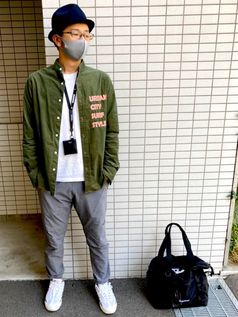 グリーン系のシャツ/ブラウス、グレー系のその他パンツ、ホワイト系のスニーカーを着用したメンズの秋コーディネートの1枚目の写真