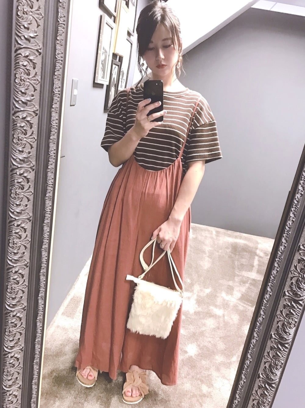 「サンダル、カジュアルコーデ、プチプラ、夏コーデ、ワッフルTシャツ、サロペット、ボーダー、ママコーデ、ファー小物、レンガ色」｜「natural coutureのワッフルＴシャツ（Tシャツ/カットソー、ブラウン系）」を使った、MiZUKiさん（レディース・162cm）の夏コーディネートの1枚目の写真