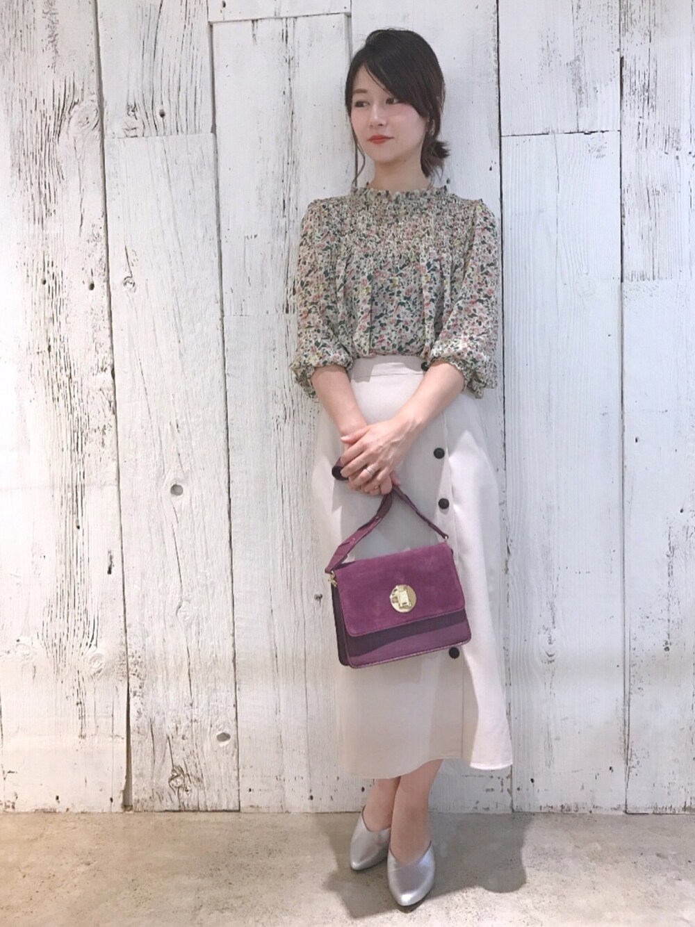 MiZUKiさんの「花柄シャーリングブラウス（natural couture）」を使ったコーディネート