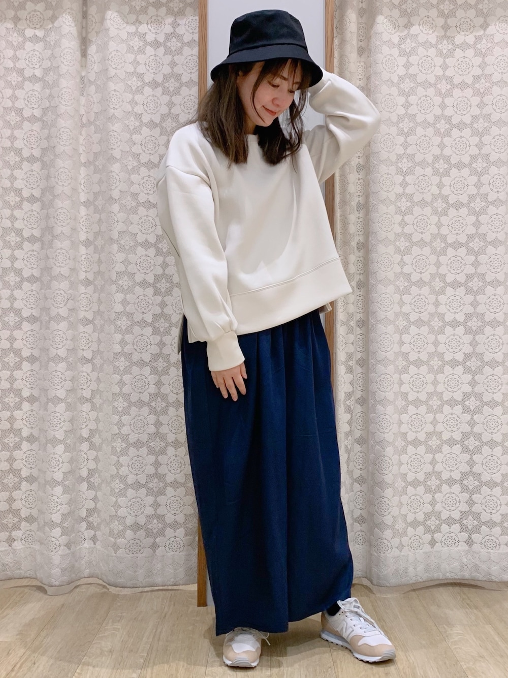 ホワイト系のスウェット、ブルー系のその他パンツ、ベージュ系のスニーカーを着用したレディースの春コーディネートの1枚目の写真