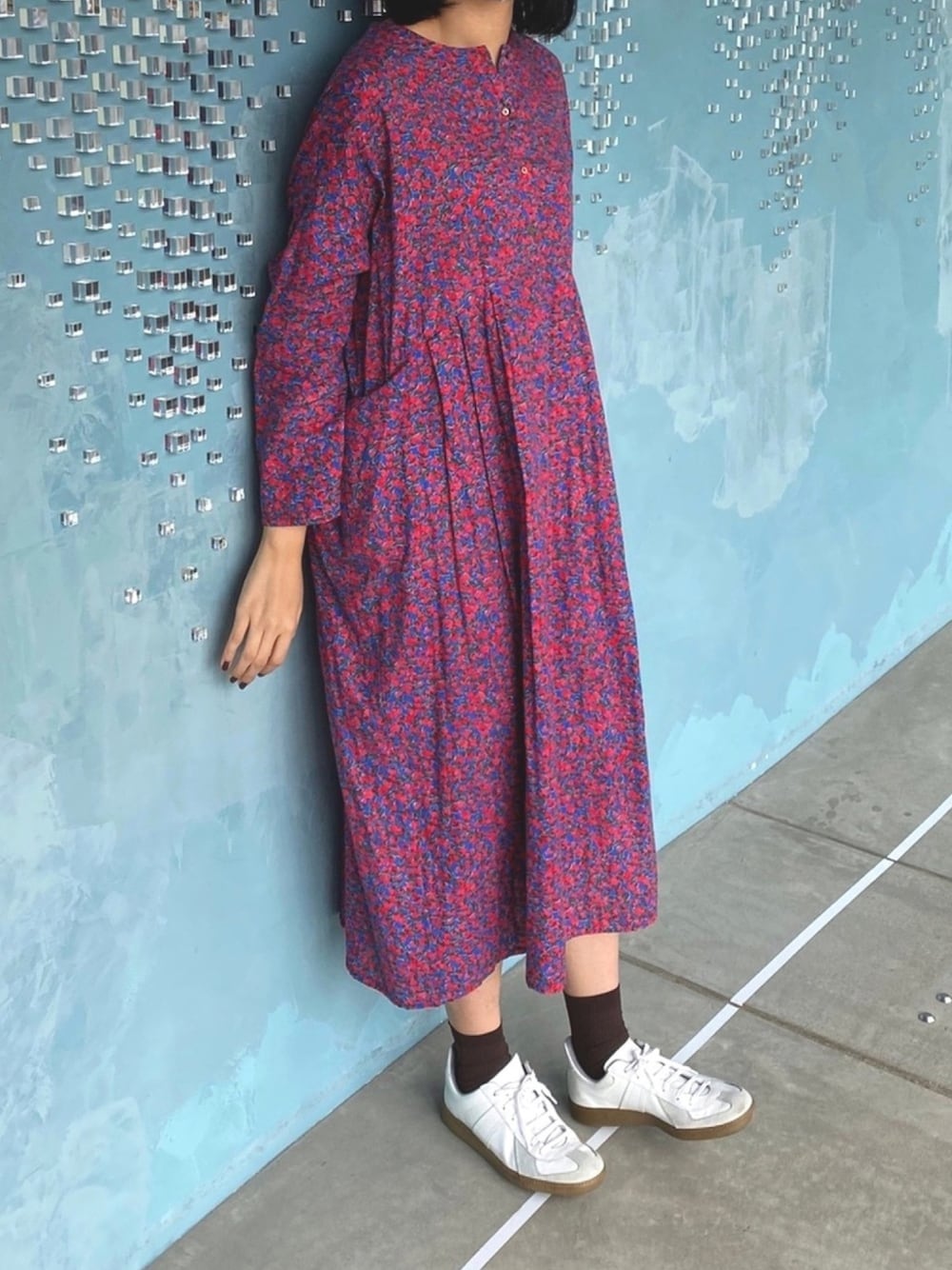 「ワンピース、花柄ワンピース、スニーカー、ジャーマントレーナー」｜「conges payes ADIEU TRISTESSEのVintage flower ワンピース（ワンピース、レッド系）」を使った、honokaさん（レディース・166cm）の春コーディネートの1枚目の写真