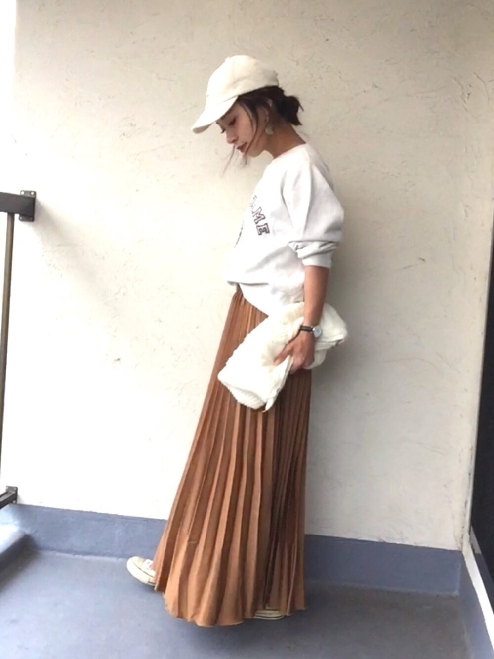 「GU、ロゴスウェット、TODAYFUL、プリーツスカート、キャップ、秋のコーデ、オトナカジュアル、ママコーデ、低身長、スカートスタイル」｜「Honeysのアイテム（キャップ、ホワイト系）」を使った、emiko☆さん（レディース・155cm）の秋コーディネートの1枚目の写真
