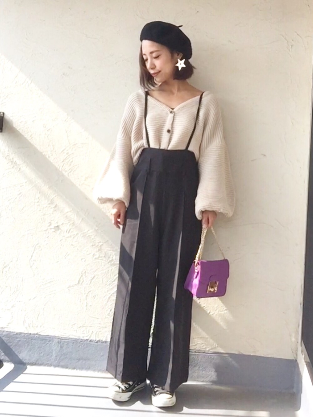 ホワイト系のカーディガン/ボレロ、ブラック系のサロペット/オーバーオール、パープル系のショルダーバッグを着用したレディースの秋コーディネートの1枚目の写真
