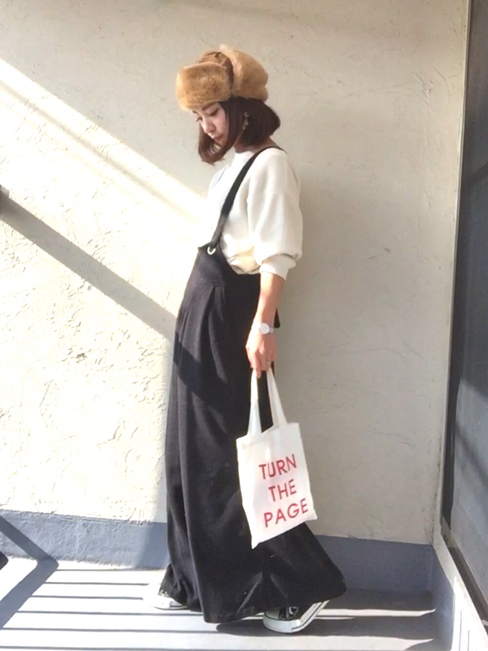 ホワイト系のTシャツ/カットソー、ブラック系のつなぎ/オールインワン、レッド系のトートバッグを着用したレディースの冬コーディネートの1枚目の写真