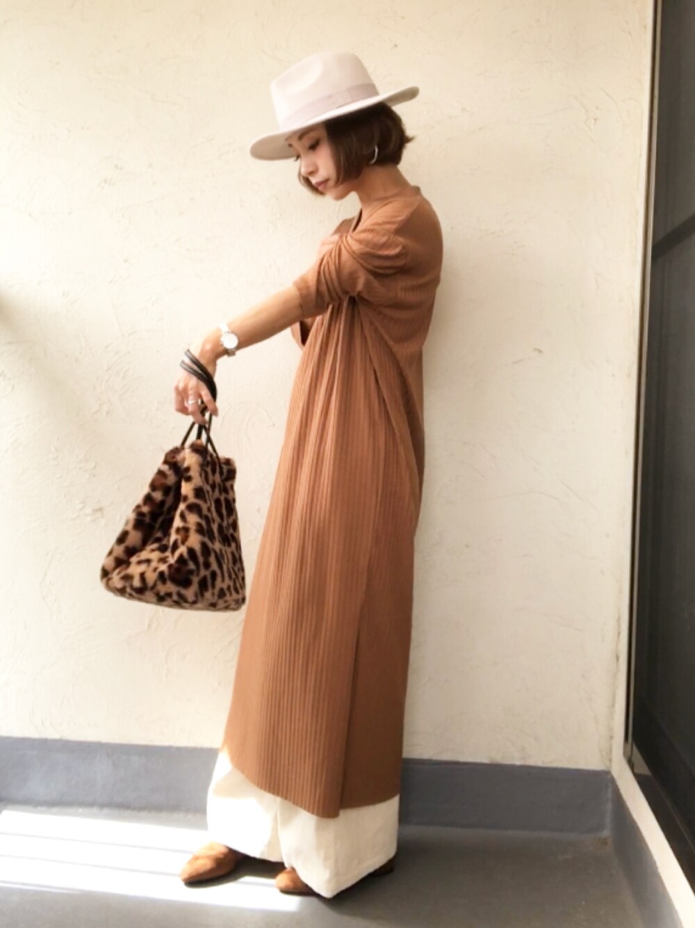 イエロー系のワンピース、イエロー系のショルダーバッグ、ホワイト系のその他パンツを着用したレディースの秋コーディネートの1枚目の写真