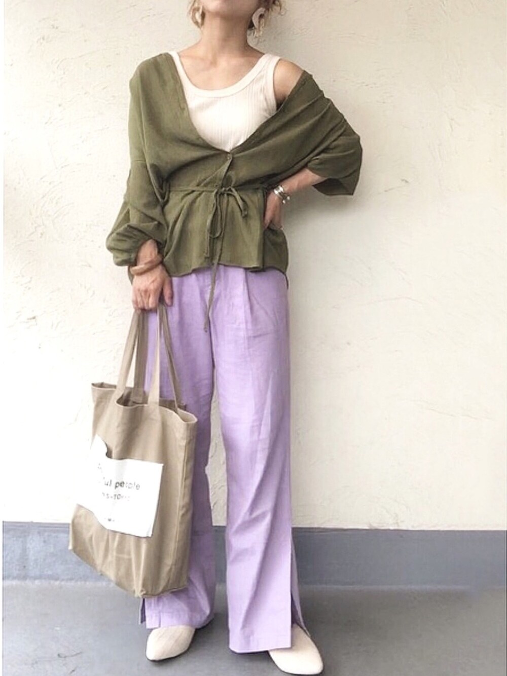 ホワイト系のタンクトップ、グリーン系のシャツ/ブラウス、パープル系のその他パンツを着用したレディースの夏コーディネートの1枚目の写真