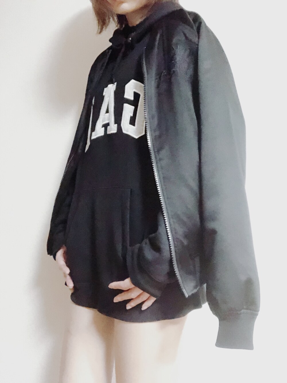 「黒、パーカー、スカジャン」｜「GAPのアイテム（パーカー、ブラック系）」を使った、mike.さん（レディース・170cm）の春コーディネートの1枚目の写真