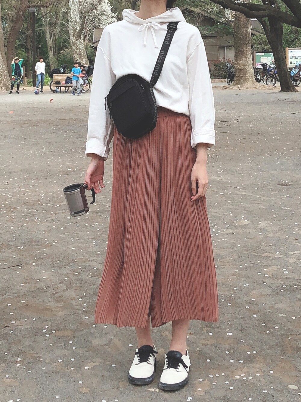 「春コーデ、ユニクロコーデ、シンプル、高身長女子、春、散歩」｜「UNIQLOのスウェットプルパーカ（長袖）（パーカー、ホワイト系）」を使った、mike.さん（レディース・170cm）の春コーディネートの1枚目の写真