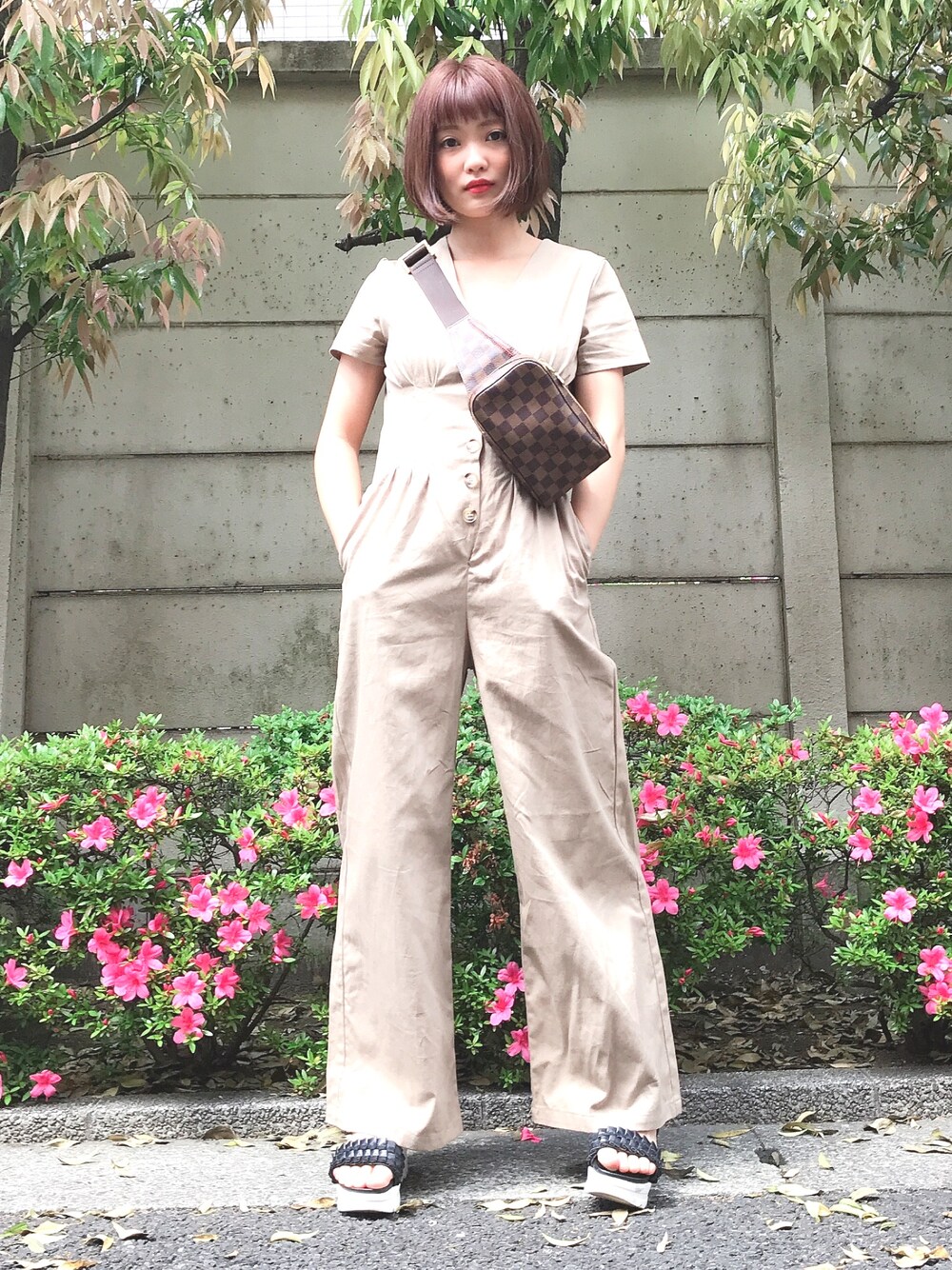 「休日スタイル、プチプラ、夏、低身長、カジュアル、ワイドパンツ、今日のコーデ、LouisVuitton、ボブ、ママコーデ」｜「LOUIS VUITTONのアイテム（ショルダーバッグ、ブラウン系）」を使った、あきほさん（レディース・154cm）の春コーディネートの1枚目の写真