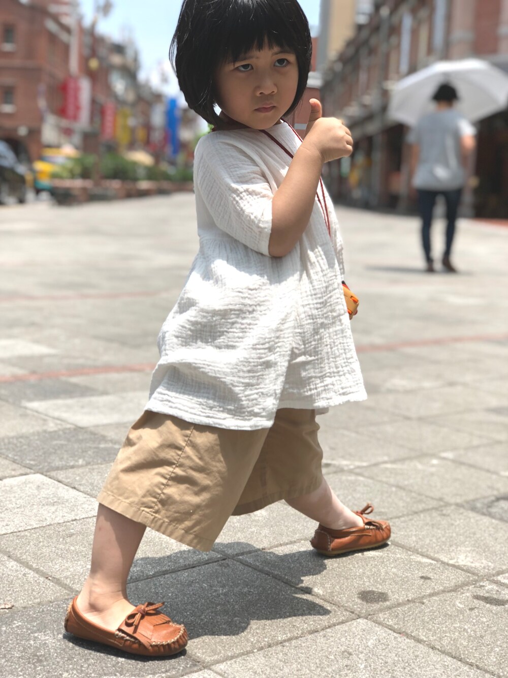 「台湾の手つくりブランドのアイテム（ワンピース、ホワイト系）」を使った、Iris Linさん（キッズ・100cm）の春コーディネートの1枚目の写真