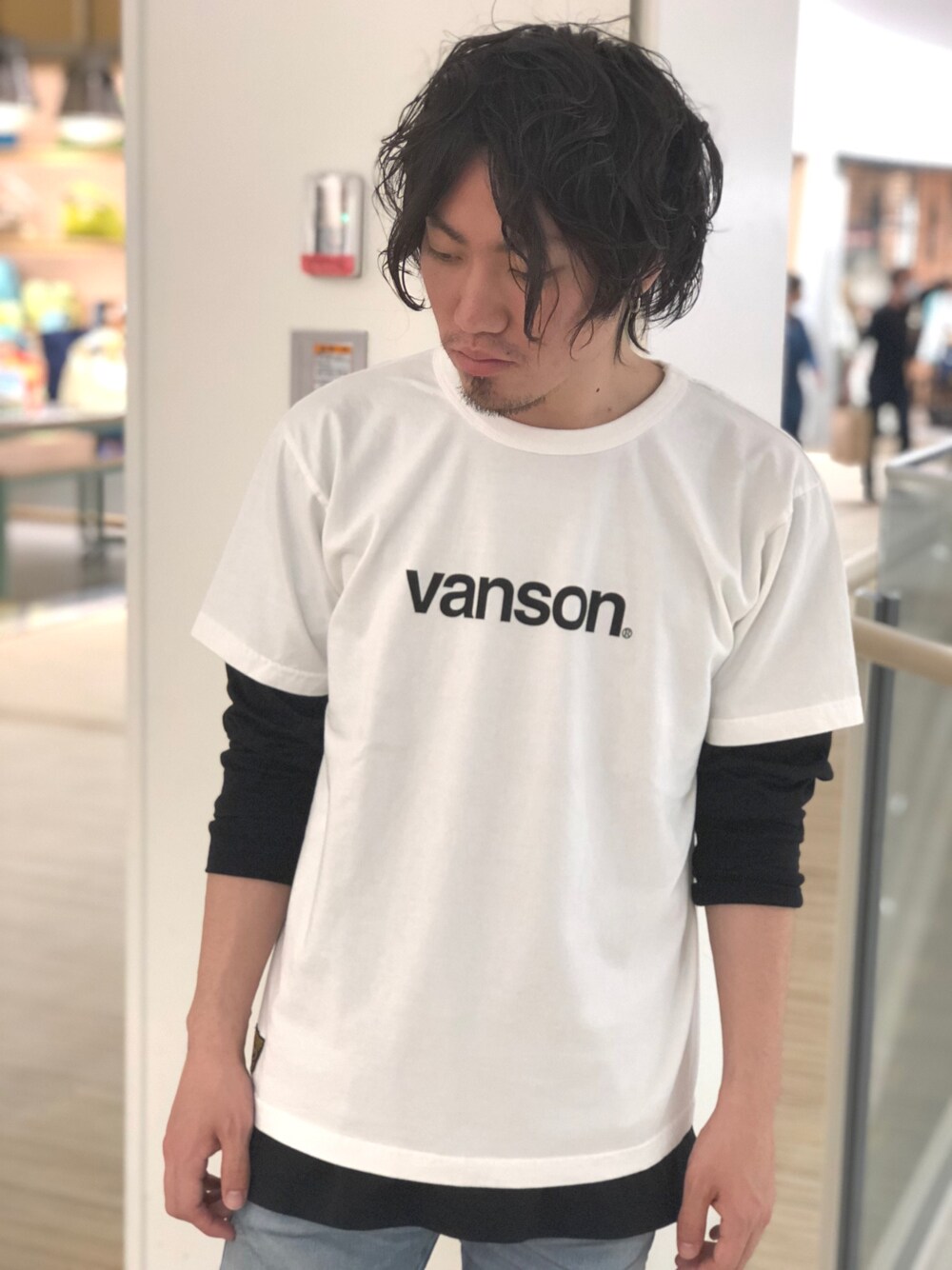 「vanson、jackrose、夏コーデ、春コーデ、白Tシャツ、2018ss、Tシャツ、カジュアルコーデ、シンプル、レイヤードスタイル」｜「VANSONのVANSON･ロゴTEE（Tシャツ/カットソー、ホワイト系）」を使った、はぎーぱみゅぱみゅさん（メンズ・170cm）の春コーディネートの1枚目の写真
