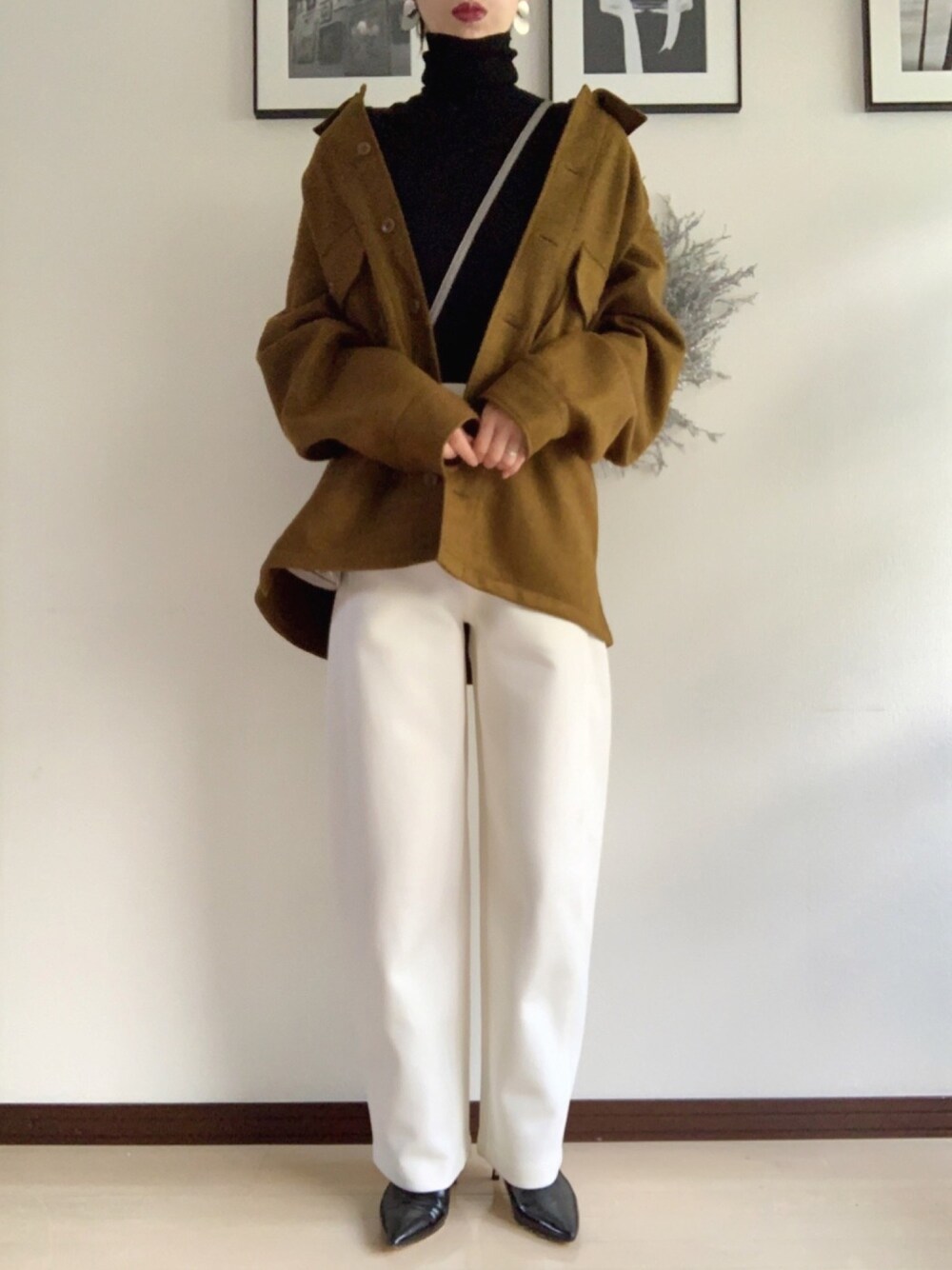 ブラック系のニット/セーター、ホワイト系のその他パンツ、シルバー系のショルダーバッグを着用したレディースの秋コーディネートの1枚目の写真