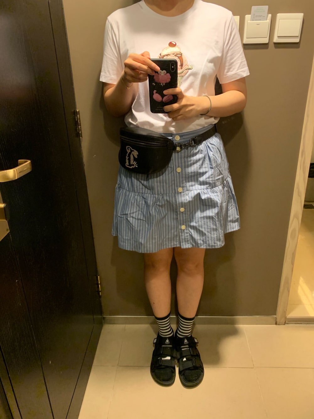 ホワイト系のTシャツ/カットソー、ブラック系のボディバッグ/ウエストポーチを着用したレディースの夏コーディネートの1枚目の写真