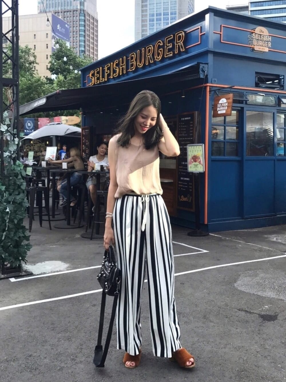 その他のトップス、ブルー系のその他パンツ、ブラウン系のサンダルを着用したレディースの夏コーディネートの1枚目の写真