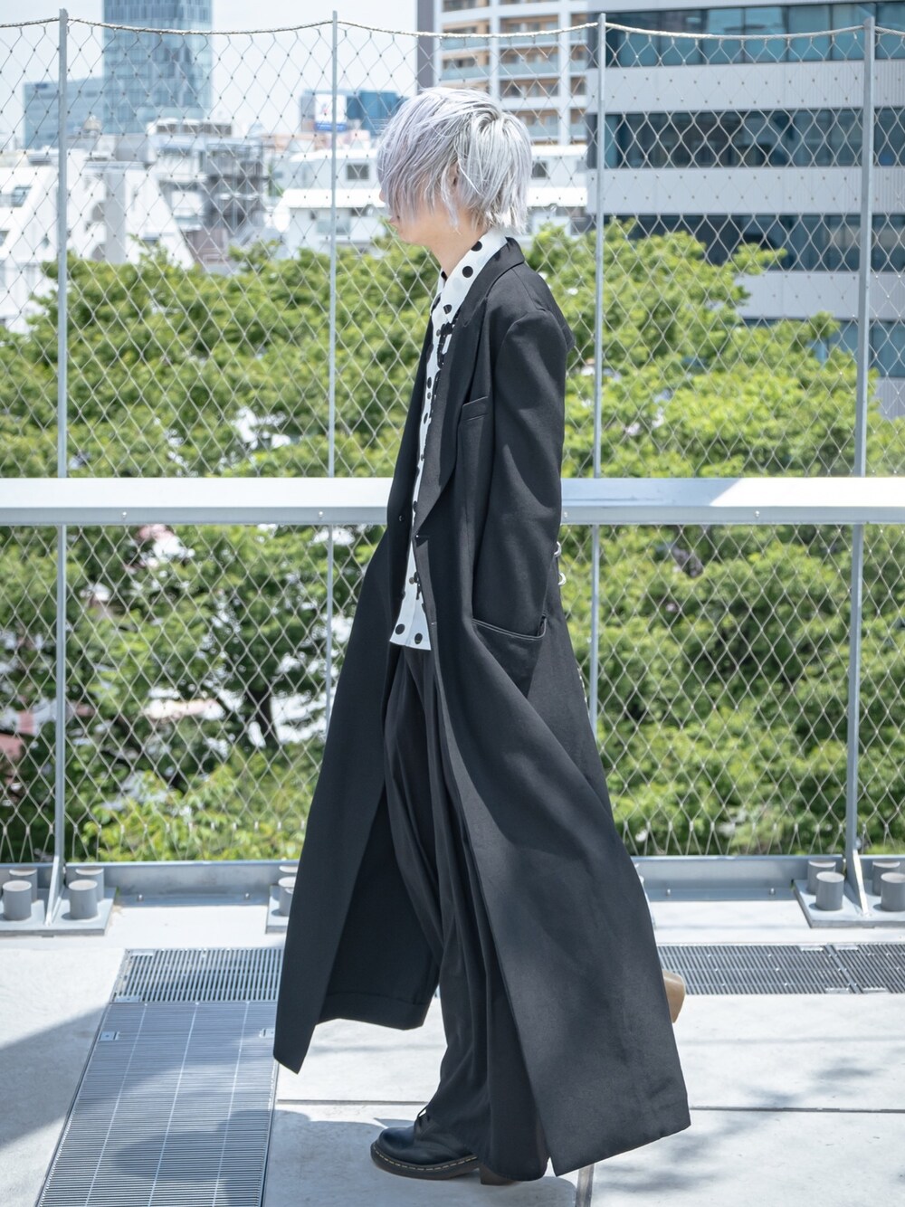 ホワイト系のシャツ/ブラウス、ブラック系のジャケット/アウター、ブラック系のパンツを着用したメンズの夏コーディネートの1枚目の写真