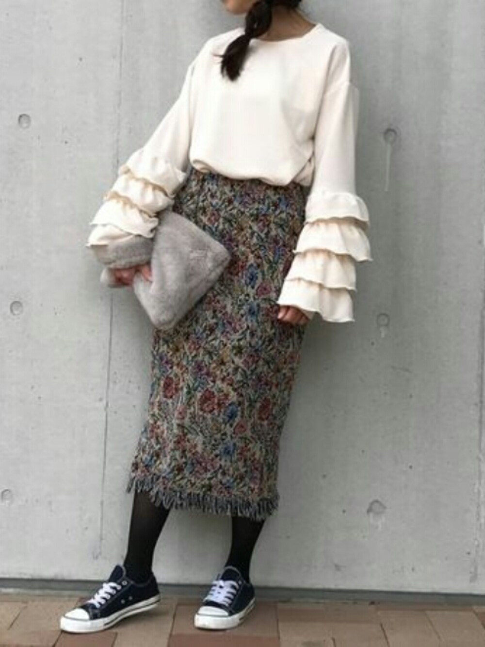 「きれいめカジュアル、オトナ女子、春コーデ、fashion、copine、刺繍、フリルトップス、プチプラ、ガーリー、しまむら」｜「しまむらのアイテム（スニーカー、ブルー系）」を使った、ikuさん（レディース・161cm）の冬コーディネートの1枚目の写真