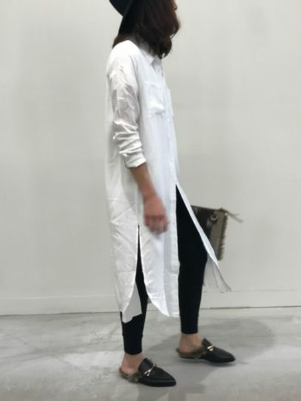「シンプル、プチプラコーデ、大人カジュアル、ブラック、ブラウス、スウェット、ロングシャツ、モノトーン、copine、シャツスタイル」｜「GUのアイテム（ハット、ブラック系）」を使った、ikuさん（レディース・161cm）の冬コーディネートの1枚目の写真