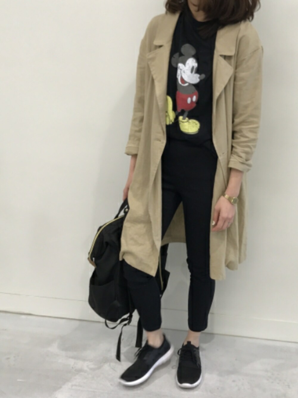 「休日スタイル、カジュアル、プチプラコーデ、パンツスタイル、ミッキー、ミッキーT、copine、ブラック、GU、トレンチコート」｜「copineの再・再入荷！ミッキープリントロングTシャツ(4color)【クリックポスト送料無料】（Tシャツ/カットソー、その他）」を使った、ikuさん（レディース・161cm）の春コーディネートの1枚目の写真