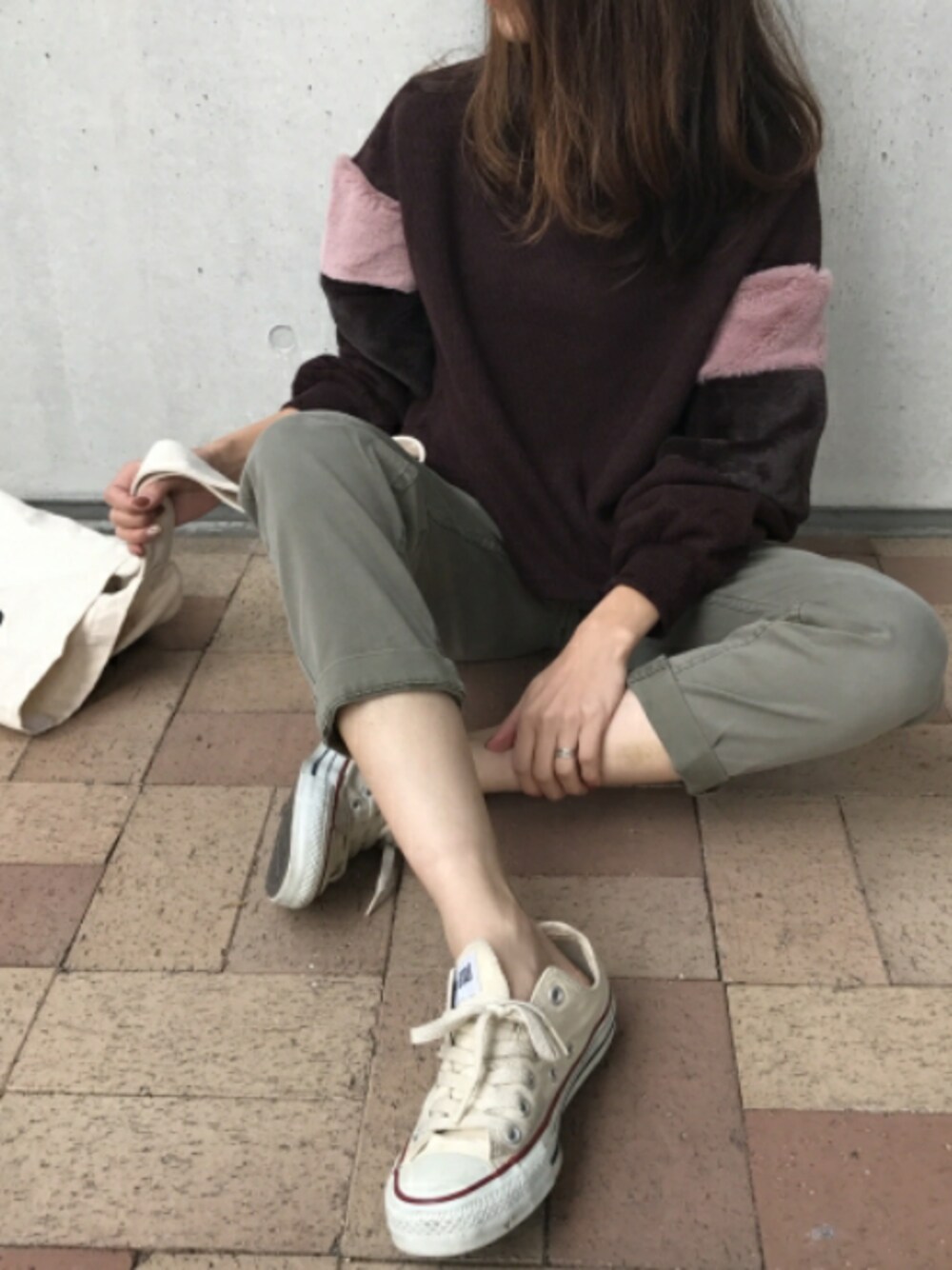 その他のニット/セーター、グリーン系のチノパンツ、ホワイト系のスニーカーを着用したレディースの秋コーディネートの1枚目の写真