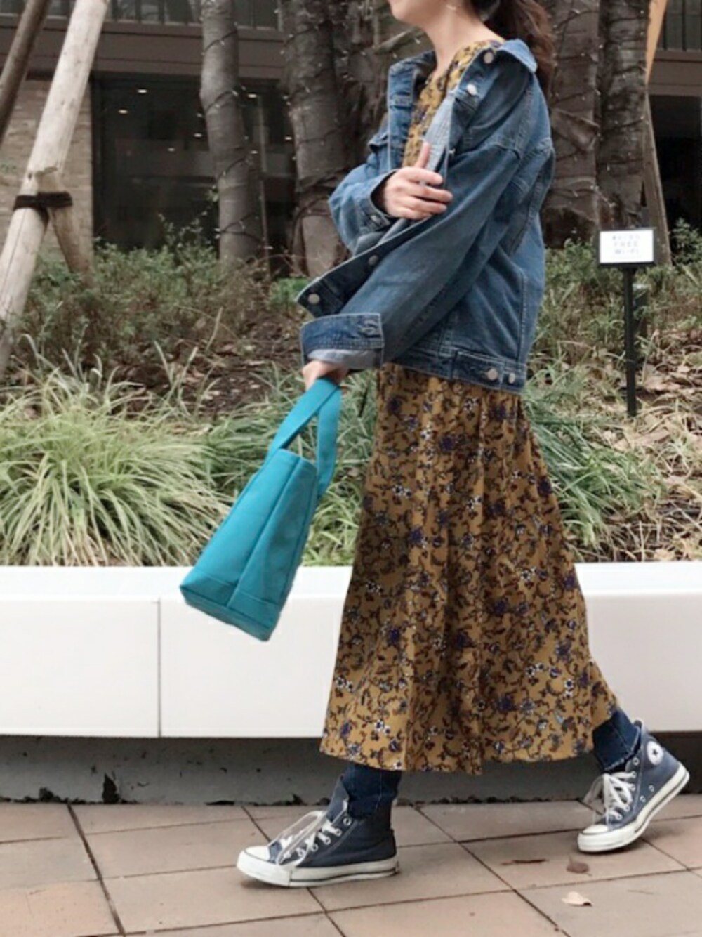 「大人カジュアル、春、おしゃれさんと繋がりたい、プチプラ、シンプルコーデ、アダルトおカワたん部、デニムジャケット、Gジャン、花柄ワンピース、copine」｜「miyohanpuのアイテム（トートバッグ、ブルー系）」を使った、ikuさん（レディース・161cm）の春コーディネートの1枚目の写真
